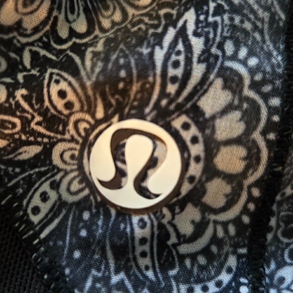 Lululemon Hotty Hot Short 2.5" inseam - 10 Mini Antique Paisley White Black - Picture 5 of 6